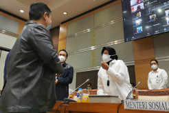 Mensos Risma Ikuti Raker Perdana dengan Komisi VIII DPR
