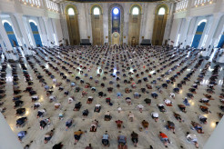 Ibadah Salat Jumat di Masa PPKM, Shaf Berjarak Enam Orang