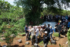 Dimakamkan di TPU Pondok Petir, Keluarga dan Kerabat Gotong Peti Jenazah Pramugari Nam Air Isti Yudha Prastika
