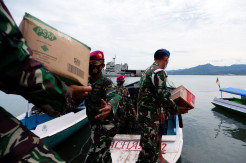 TNI Distribusikan Sembako ke Pengungsian di Perbukitan Pulau Karampuang Mamuju
