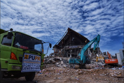 Puing Reruntuhan Kantor Gubernur Sulbar Mulai Dibersihkan