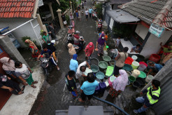Air PDAM Mati, Warga Surabaya Mengantre Air Bersih dari Mobil Tangki