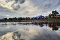 Menikmati Suasana Santai di Waduk Borong
