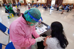 Ratusan Tenaga Kesehatan di Jakarta Ikuti Vaksinasi Covid-19 Massal