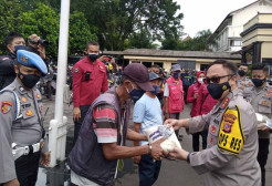 Tekan Penularan Covid-19, Polrestabes Bandung Bagikan Ribuan Masker dan Beras untuk Warga Terdampak