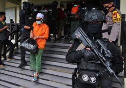 Menuju Jakarta, Pemindahan 19 Tersangka Teroris Jaringan JAD Dikawal Ketat Aparat Bersenjata Lengkap
