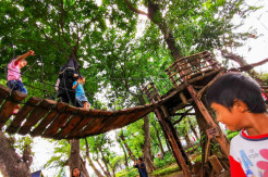 Liburan Imlek, Anak-anak Habiskan Waktu Bermain di Taman Tomang