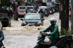 Tanggul Sungai Jebol, Jalan Raya Pekayon Ikut Terendam Banjir