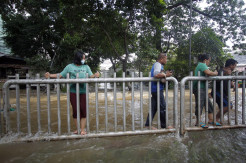 Jalan Tendean Banjir, Beberapa Warga Paksakan Diri Terjang Arus