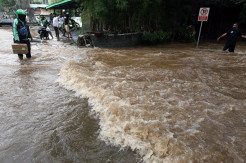 Bang Ojol Ini Tetap Gigih Antarkan Pesanan Saat Banjir