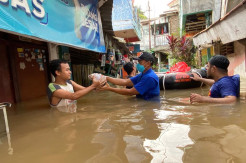 Kader Partai Demokrat Berikan Bantuan kepada Korban Banjir Jakarta