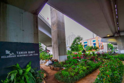 Budidaya Tanaman Hias di Bawah Kolong Jembatan Layang