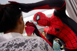 Bertahan di Masa Pandemi, Spiderman Ini Tawarkan Jasa Merias Wajah