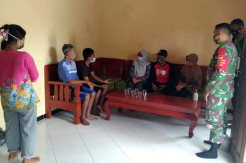TNI-Polri Dampingi Bidan Desa Lakukan Tracing Contact Covid-19 di Brebes
