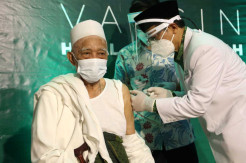 KH Anwar Manshur, Kiai Sepuh yang Mendapat Suntikan Pertama Vaksin Covid-19