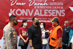 Hari Pertama Kerja, Walkot Surabaya Eri Cahyadi Tinjau Donor Darah dan Screening Donor Plasma Konvalesen