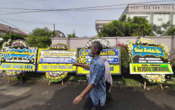 Kediaman Rina Gunawan Dibanjiri Karangan Bunga Duka Cita dari Rekan Selebritis