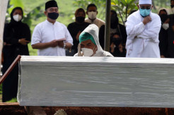 Kumandangkan Azan, Teddy Syach Lepas Kepergian Rina Gunawan