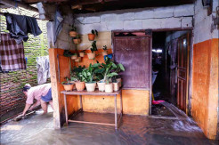 Pasca Banjir, Warga Perumnas Antang Bersihkan Rumah