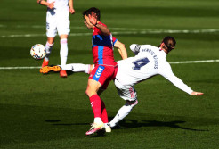 Bungkam Elche 2-1, Madrid Geser Barcelona