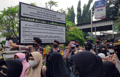 Sidang Perdana Habib Rizieq Shihab, Polisi Bubarkan Simpatisan di PN Jaktim