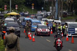 Petugas Gabungan Satgas COVID-19 Gelar Penyekatan Wisatawan di Jalur Puncak Bogor