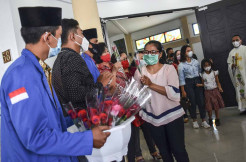 Aksi Aktivis Muslim Bagikan Bunga di Ibadah Misa Paskah