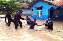 Aksi Polisi Selamatkan Warga dari Kepungan Banjir Bandang di Desa Bolan, Flores Timur