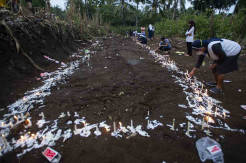 Sebagian Korban Tewas Akibat Tanah Longsor Flores Timur Dimakamkan Secara Massal