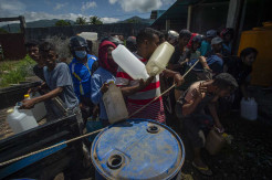 Demi Dapatkan BBM, Warga Berjubel di Lokasi Darurat Banjir Bandang NTT