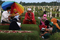 Jelang Ramadhan, Makam Covid-19 di TPU Keputih Surabaya Ramai Peziarah