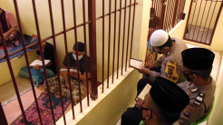 Dari Balik Jeruji, Polisi Ini Ajarkan Tahanan Mengaji dan Sumbangkan Gaji untuk Bantu Warga