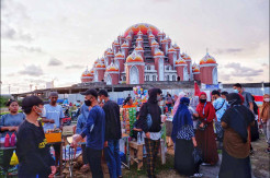 Pedagang Takjil Kian Ramai di Masjid 99 Kubah Makassar