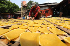 Permintaan Kerupuk Opak Meningkat saat Ramadan