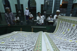 Tradisi Tadarus Dengan Al Quran Raksasa di Masjid Baiturrahman Banyuwangi
