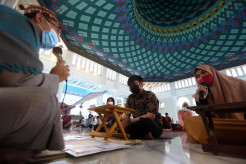 Direstui Orang Tua, Dua Mualaf Ini Bersyahadat di Masjid Al-Akbar Surabaya