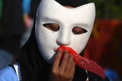 Peringatan Hari Bumi di Surabaya, Aktivis Lingkungan Makan Plastik