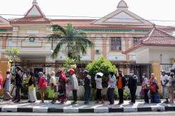 Antrean Panjang Warga Serahkan Dokumen BPUM