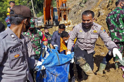Evakuasi Korban Tanah Longsor di PLTA Tapanuli Selatan
