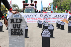 Aksi May Day di Jakarta, Buruh Bawa Nisan Kuburan