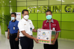 Dirut KAI Bagikan Paket Sembako kepada 263 Porter