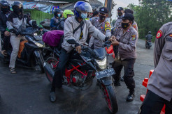 Pemeriksaan Pemudik di Perbatasan Karawang-Bekasi