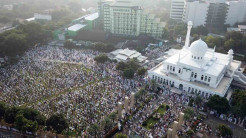 Ribuan Umat Muslim Laksanakan Sholat Idul Fitri di Masjid Al Azhar