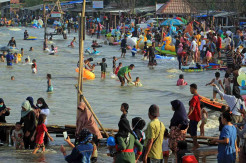 Meski Dilarang, Warga Tetap Kunjungi Pantai Karangsong