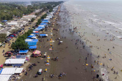 Libur Akhir Pekan Lebaran, Pantai Tanjung Pakis Karawang Ramai Dikunjungi Wisatawan