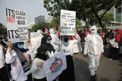 Polisi Kenakan Baju Hazmat Saat Kawal Aksi Bela Palestina