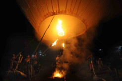 Tradisi Menerbangkan Balon Asap Meriahkan Lebaran Ketupat