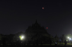 Menikmati Gerhana Bulan Total dari Kawasan Candi Plaosan
