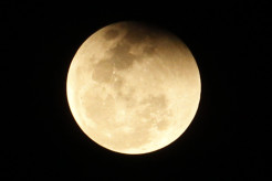 Tak Kalah Cantik, Begini Penampakan Gerhana Bulan Total dari Langit Kota Depok