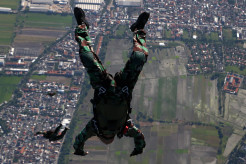 Dekati Sasaran Lawan, Puluhan Prajurit Yon Taifib 2 Marinir Diterjunkan dari Ketinggian 6.000 Feet